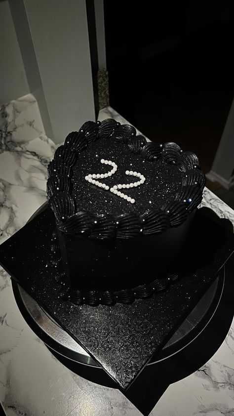 GOLD! Gold chrome heart cake with gold edible glitter for an extra pizazz 🤩🤩. #goldcake #goldheart #heartcake #vintagecake #glittercake… | Instagram Cute Black Birthday Cakes, Black Glitter Heart Cake Birthday, Black Cake Inspo Birthday, Black Heart Birthday Cake With Glitter, Black Glitter Cake Birthday, Heart Shaped Glitter Cake, Black And Silver Heart Cake, All Black Bday Party, Chrome Heart Cake