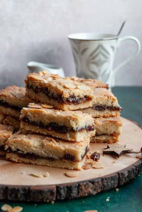 Mincemeat Shortbread Bars - Something Sweet Something Savoury Mince Pie Cookie Cake, Recipes Using Mincemeat, Mincemeat Squares, Mincemeat Shortbread, Mincemeat Bars Recipe, Mincemeat Recipes, Mincemeat Cake, Mincemeat Cookies, Mincemeat Recipe