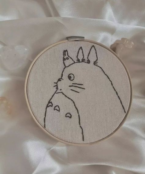 Totoro Embroidery, Studio Ghibli Diy, Cottagecore Diy, Studio Ghibli Crafts, Diy Embroidery Art, Cottagecore Embroidery, Textile Art Techniques, Embroider Ideas, Cute Embroidery