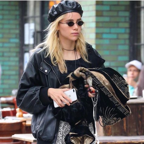 13.3k Likes, 68 Comments - Suki Waterhouse (@sukiwaterhouse) on Instagram: “coat/phone/headphones/sage/lighter” Leather Beret Outfit, Baret Hat Outfit, Beret Outfit, Leather Beret, Outfit Grunge, Hat Outfit, Suki Waterhouse, Outfits With Hats, Hot Outfits