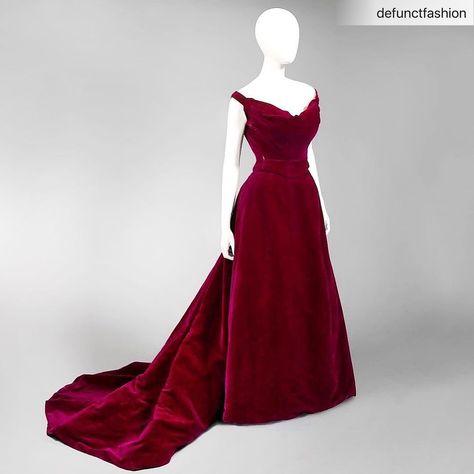 Kym Anderson on Instagram: “@defunctfashion  Charles Frederick Worth | c. 1898 ・・・ This relatively simple and modern velvet gown was designed for Edith Kingdon Gould.…” House Of Worth, 1890s Fashion, Evening Wear Dresses, Edwardian Dress, Retro Mode, Vintage Gowns, Edwardian Fashion, Historical Dresses, Moda Vintage