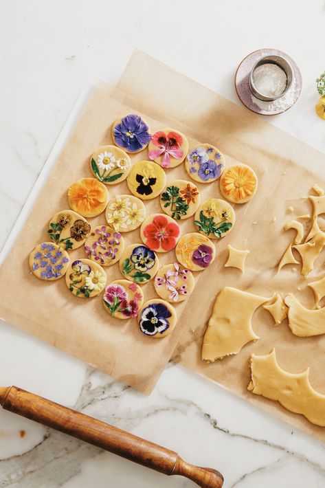 Colorful flowers are a charming addition to shortbread cookies. Learn which flowers to use and find the recipe from Loria Stern's book, Eat Your Flowers! (#affiliate) Floral Shortbread Cookies, Cookies With Edible Flowers, Wildflower Cookies, Pea Tendrils, Cookie Base Recipe, Flowers Recipes, Flower Sugar Cookies, Herbal Academy, Edible Flowers Recipes