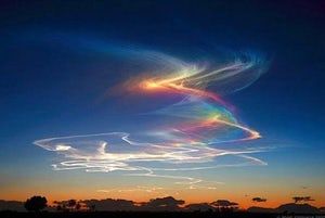 Light Has To Hit Ice Crystals ... is listed (or ranked) 3 on the list The Very Specific Conditions It Takes For You To See a Fire Rainbow Futurisme Retro, Cloud Formations, Wild Weather, Fire Rainbow, Rainbow Sky, Atmospheric Phenomenon, Ice Crystals, Jolie Photo, Sky And Clouds