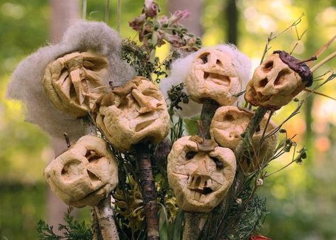 A delightfully sinister family craft using seasonal apples. Haunted Gingerbread House, Shrunken Heads, Pumpkin Heads, Cute Halloween Decorations, Halloween Entertaining, Hgtv Garden, Diy Party Favors, Easy Halloween Crafts, Halloween Craft