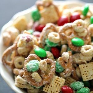 White Chocolate Chex Party Mix Recipe - Six Sisters' Stuff Chex Party Mix Recipe, White Chocolate Chex Mix, Chocolate Chex Mix, Chex Mix Recipes Original, Party Mix Recipe, Chex Mix Christmas, Chex Party Mix, Chocolate Chex, Chex Mix Recipes