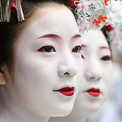 Geisha makeup - The traditional makeup of a maiko features a thick white base with red lipstick and red and black accents around the eyes and eyebrows. The white base mask is made with rice powder. Geisha Makeup, Makeup History, Memoirs Of A Geisha, Japanese Makeup, White Makeup, Braut Make-up, Japanese Geisha, Kesha, We Are The World