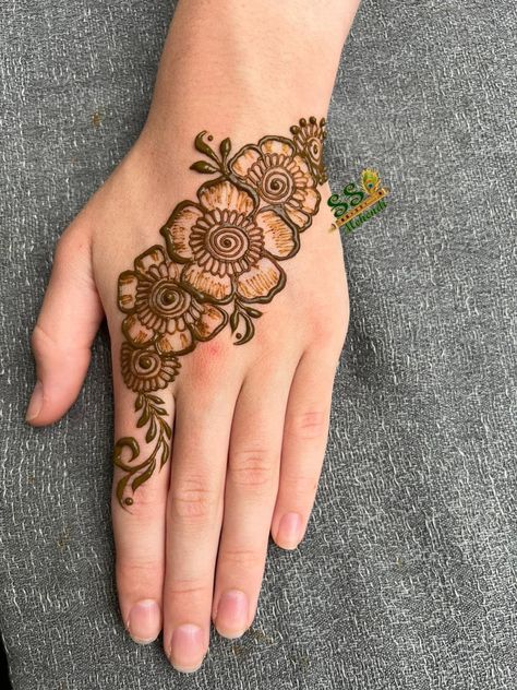 Strip Henna Design, Henna Designs Kids Simple, Kids Henna Designs Simple, Kid Henna, Henna Designs Kids, Elegant Mehendi, Basic Henna, Kids Henna Designs, Simple Henna Designs Hand