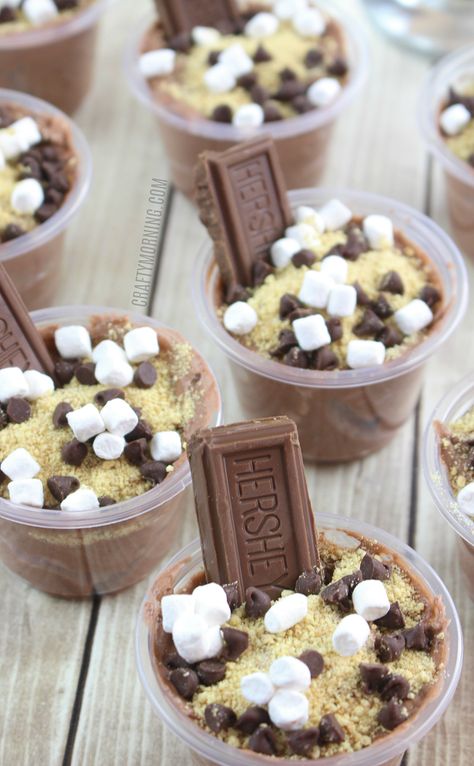 Smores Pudding, Chocolate Pudding Shots, Pudding Shot Recipes, Mallow Cups, Jello Pudding Shots, Brownie Bars, Biscuits Graham, Crafty Morning, Alcoholic Desserts