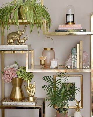 Gold Shelves, Decoration Christmas, Shelf Styling, Gold Decor, Shelf Decor, Decoration Design, New Room, Room Inspo, Apartment Decor