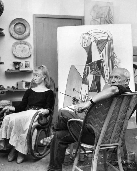 With model Sylvette David in 1954 Picasso Pictures, Pablo Picasso Drawings, Picasso Drawing, Cubist Movement, Pablo Picasso Art, Robert Mapplethorpe, Picasso Paintings, Artists And Models, Picasso Art