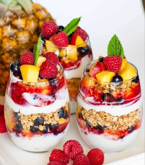 Granola Parfait Cups, Fruit Granola, Fruit And Yogurt Parfait, Yogurt Granola, Granola Parfait, Parfait Desserts, Parfait Breakfast, Fruit Parfait, Parfait Recipes