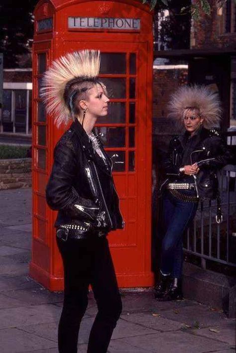 London Punks (late 70's/ early 80's) kieur tóc cho phong cách PUNK ấn tượng nhưng dị dạng và khó hiểu . những items không thể thiếu với họ là quần skinny bó sát và áo da 80s Punk Fashion, Punk Rock Girls, Chicas Punk Rock, Punk Mode, Chica Punk, Punk Girls, 70s Punk, British Punk, 80s Punk