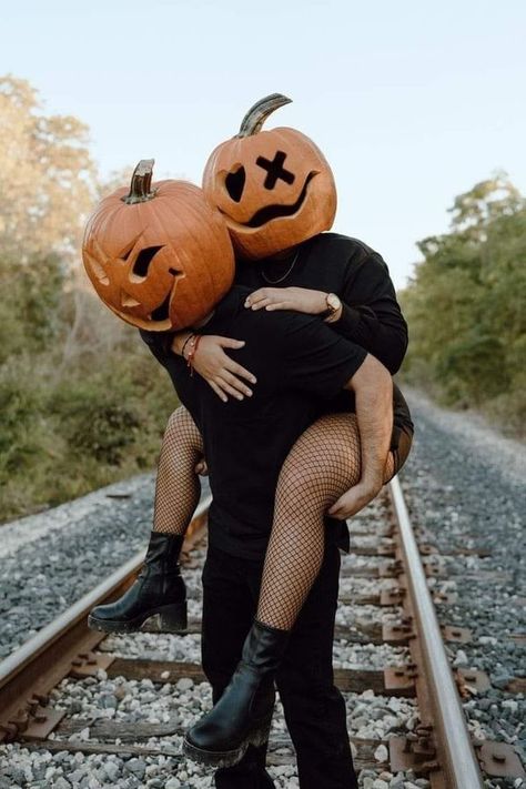 Punkin Head Photo Shoot, Horror Family Photoshoot, Halloween Fall Photoshoot, Pumpkin Couple Pictures, Pumpkin Head Halloween Costume, Couples Halloween Photoshoot Ideas, Pumpkin Couple Photoshoot, Couple Halloween Aesthetic, Halloween Portraits Photography