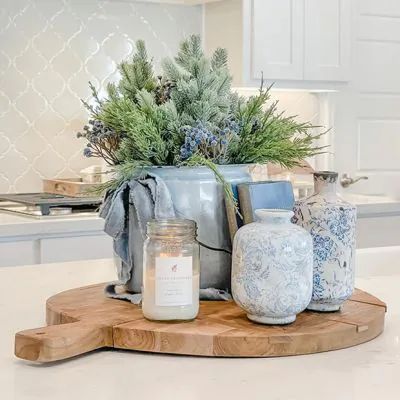 Blue Christmas Decor Ideas, Terra Cotta Vase, Coastal Christmas Decor, Blue Christmas Decor, Dining Room Blue, Kitchen Christmas, Christmas Kitchen Decor, Cottage Christmas, White Table Cloth