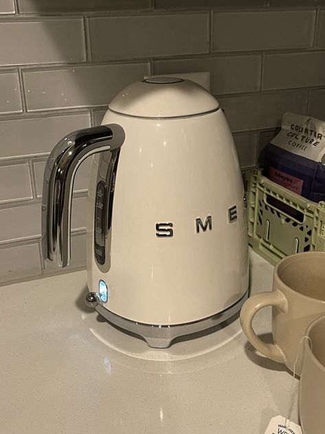 Smeg Water Kettle, Smeg Tea Kettle, Smeg Kettle Aesthetic, Tea Kettle Electric, Smeg Electric Kettle, Smeg Coffee, Tea Kettle Aesthetic, Beachy Apartment, Smeg Kettle