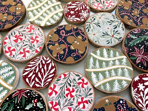 Hand Painted Ornament Wood Slice Floral Wood Ornament Hand - Etsy Christmas Tree Ornaments Wood, Easy Painted Ornaments Diy, Hand Painted Christmas Coasters, Wood Disc Painting, Natural Wood Ornaments, Wood Slice Tree Ornaments, Handpainted Christmas Ornaments Wood, Wooden Ornament Painting, Wood Painting Christmas