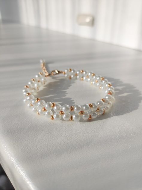 Beads, biser, pearl, bracelet, handmade, bridal design, jewelry, acessories, simple minimalism. White Pearl Bracelet Diy, Beads Bracelets Aesthetic, Pearl Bracelet Ideas, Diy Pearl Bracelet, Diy Hair Accessories Tutorial, White Bead Bracelet, Diy Earrings Materials, Neck Bracelet, White Beads Bracelet