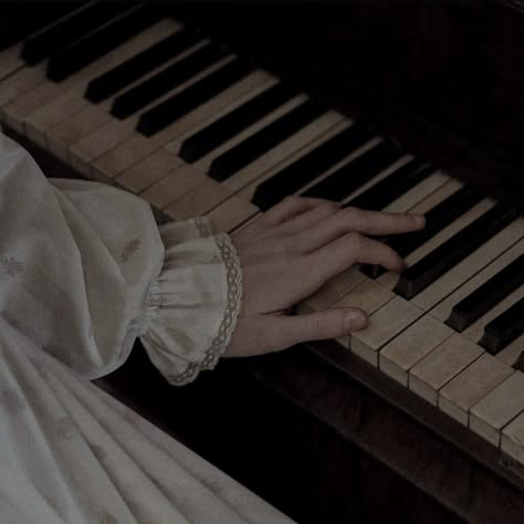 Dark Light Academia, Dark Academy, Dark Light, Dark Academia Aesthetic, Little Women, Academia Aesthetic, Light Academia, The Piano, The Keys