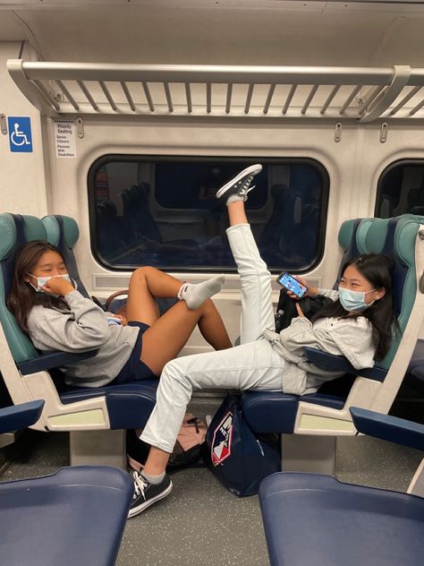 Friend Trip Pictures, Bff Travel Aesthetic, 2 Friends Traveling, Traveling With Best Friend Aesthetic, Friend Trips Aesthetic, Travel Pictures Poses Best Friends, Train Friends Aesthetic, Train Trip With Friends, Best Friend Airport Pictures