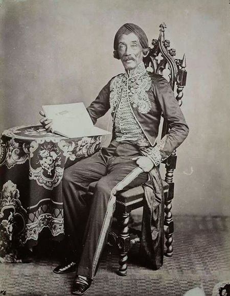 Raden Saleh, a Javanese romantic painter who pioneered modern Indonesian art (c. 1872) Man Fashion, Basuki Abdullah, Chilling Photos, Raden Saleh, Foto Langka, Indonesian Art, Dutch East Indies, Unity In Diversity, East Indies