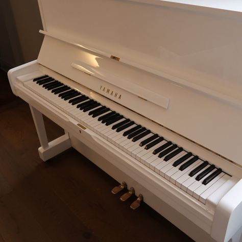 Yamaha White Piano, White Upright Piano, White Piano Aesthetic, Piano Corner, Piano Living Rooms, Piano Pictures, Piano Aesthetic, Yamaha Piano, Piano Shop