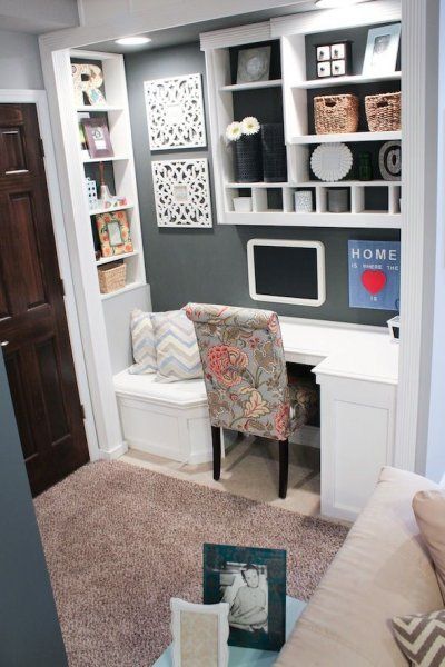 Need an office space? Use an extra closet for a small closet office! There are so many ways to make it work and we've got all of the design ideas for you in one place. This space is by House of Rose featured on Remodelaholic.com. Closet Desks, Clever Closet, Small Space Office, Office Nook, 아파트 인테리어, Craft Room Office, Diy Desk, Decoration Inspiration, A Living Room