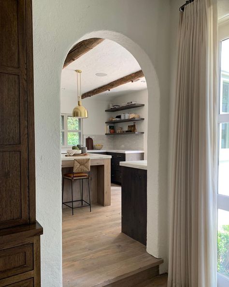 Amber Lewis on Instagram: “Arches are fab.... arched into a beautiful kitchen are even more fab.... planning photoshoots and knowing I get to revisit this beautiful…” Kitchen Ledge Decor, Modern Kitchen Images, 50s Kitchen Decor, Amber Lewis, Amber Interiors, Tiny House Interior, Eclectic Home, Beautiful Kitchens, House Inspo