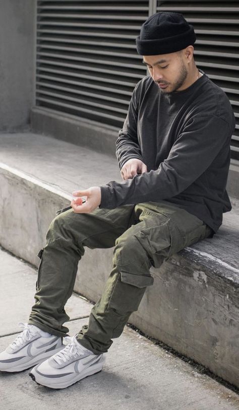 Stylish Men Outfits Casual Street Style, Olive Cargo Pants Outfit Men, Mens Cargo Pants Outfit Street Style, Camo Cargo Pants Outfit Men, Camo Pants Outfit Men, Mens Joggers Outfit, Cargo Pants Outfit Men, Cargo Outfit, Mens Outdoor Clothing