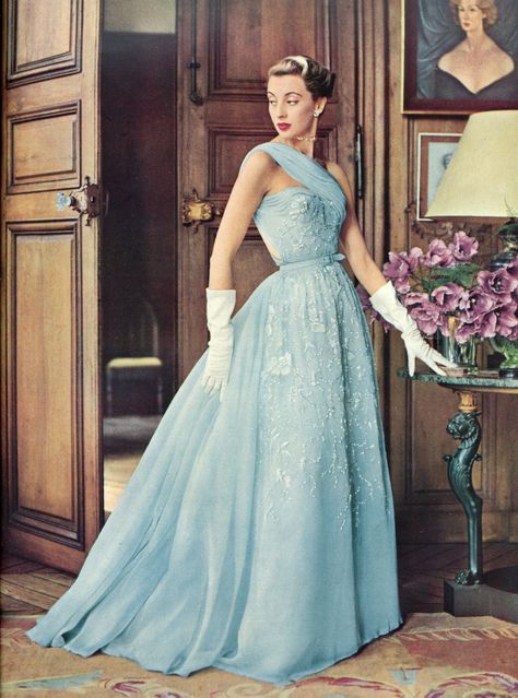 Vintage Evening Gowns, Beautiful Evening Gowns, French Fashion Designers, Vintage Gowns, Pierre Balmain, Vintage Couture, Moda Vintage, Historical Dresses, Vintage Glamour