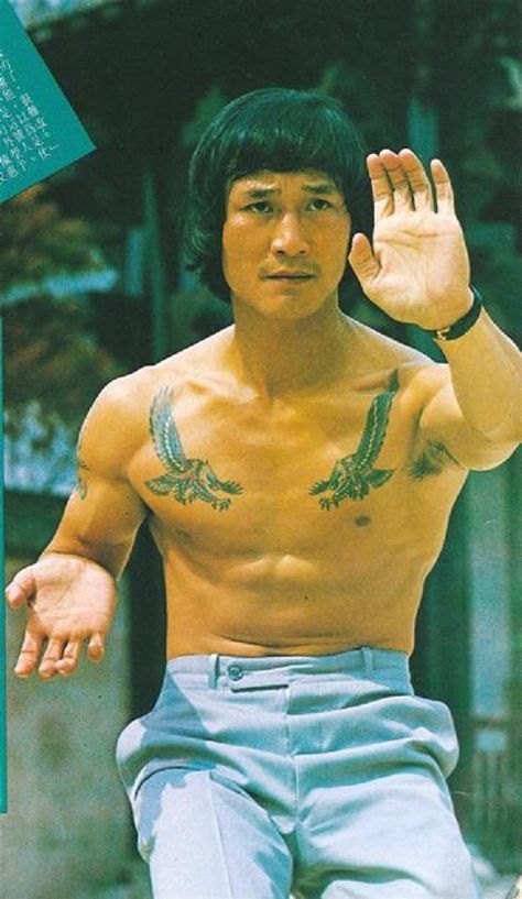 Chan Wai Man, put simply, was a bad. If you’ve ever considered who would beat who in real life, this dude would be near the top of the list.He was actually one Bruce Lee’s best friends but, from a young age, he had Triad connections (hence the tattoos). He then attempted to join the police force and got turned away due to his past. He learned traditional Shaolin styles from a young age but, much like Bruce, was for more interested in effective combat and so he turned to boxing and kickboxing. Shaolin Tattoo, Martial Arts Tattoos, Hong Kong Cinema, White Crane, Martial Artists, Police Force, Bruce Lee, Vintage Pictures, Asian Style