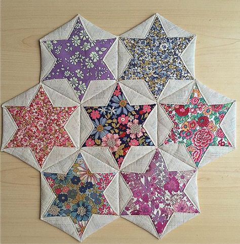 Folded Hexagon Stars Patchwork Hexagonal, Hexie Quilts Patterns, Colchas Quilting, Hexagon Quilt Pattern, Cathedral Window Quilts, Quilting Digest, Hexagon Patchwork, Patchwork Tutorial, Hexie Quilt