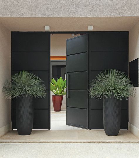 Modern Entrance, Modern Front Door, Asian Garden, Wooden Front Doors, Entrance Design, Open Door, Modern Door, Design Exterior, Entrance Doors