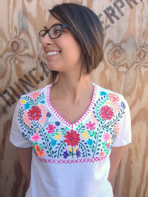 Use Puffy Paint to make a Faux Mexi-Embroidered Shirt! Ohh.... this might work on a curtain too Puffy Paint Tshirt Ideas, Diy Mexican Embroidery, Puffy Paint Shirts, Latina Style, Mexican Shirt, Ideas Embroidery, Mexican Shirts, Mexican Embroidery, Mexican Crafts