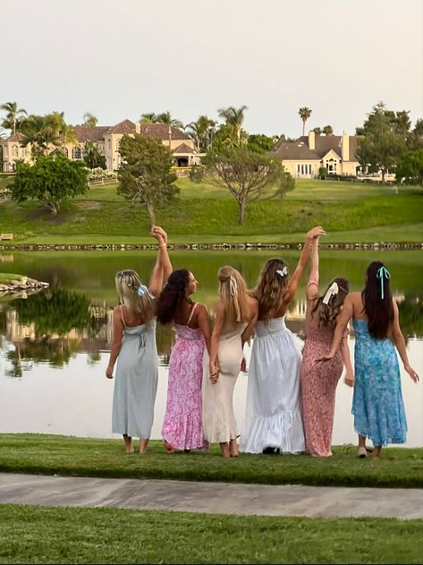 Girls in long dresses in grass at a garden party, tea party aesthetic Tea Party Theme Outfit, Garden Party Outfit Ideas, Flower Outfits, Garden Party Tea, Garden Party Outfit, Birthday Dinner Party, Enchanted Wedding, Party Summer, Mia 3