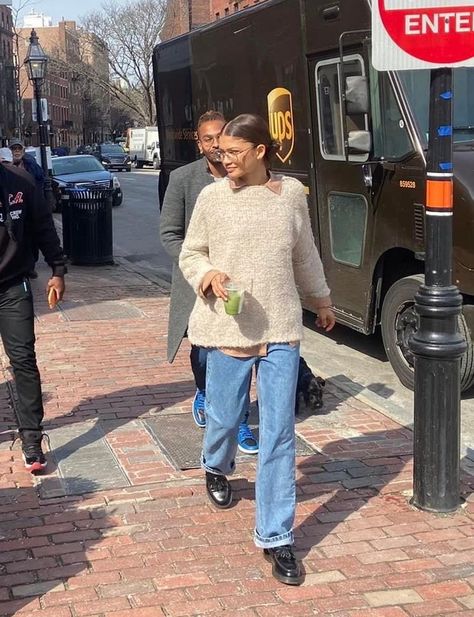 Zendaya Style Street, Baggy Sweater Outfits, Zendaya Street Style, Estilo Zendaya, Baggy Outfits, Glasses Outfit, Zendaya Outfits, Tennis Lessons, Oversized Fashion