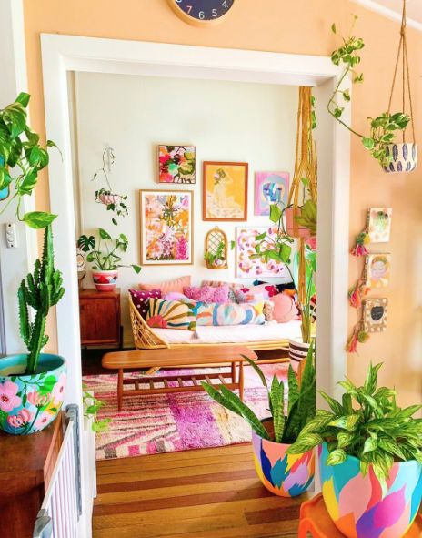 Eclectic Design Style, Deco Pastel, Lots Of Plants, Aesthetic Interior Design, Style Guide Design, Casa Vintage, Colourful Living Room, Eclectic Design, Apartment Inspiration