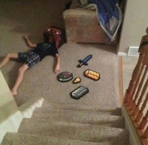 Gamergirl Aesthetic, Cursed Minecraft, Laying On The Floor, Funny Poses, 밈 유머, Minecraft Funny, Minecraft Memes, Boss Baby, 웃긴 사진