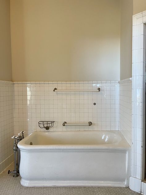 Studio Laloc, 1900 Bathroom, 1930s Bathroom, 1950s Bathroom, Dixon Homes, Seattle Interior Design, Retro Apartment, Bathroom Niche, Marble Tub