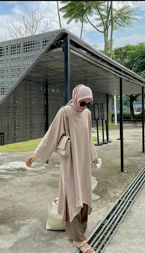 Uniqlo Women Outfit Hijab, Outfit Bukber, Tunik Hijab Style, Uniqlo Women Outfit, Ootd Hijab Style, Tutorial Hijab Pashmina, Girls Dress Outfits, Muslim Outfits Casual, Muslim Fashion Hijab Outfits