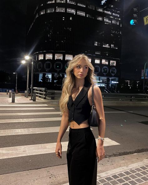 Hannah Harrell on Instagram: “always when the night calls..” Hannah Harrell, Jazz Outfits, Clubbing Outfits, Nyc Girl, City Outfits, Closet Goals, All Black Outfit, Going Out Outfits, 가을 패션