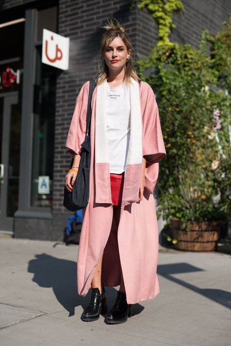 Haori Outfit, Pink Haori, Kimono Street Style, Kimono Ideas, How To Wear Kimono, Kimono Outfits, Red Street, Pop Of Red, Casual Kimono