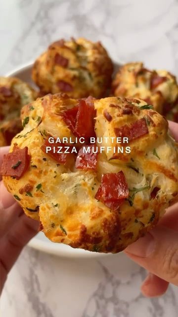 Garlic Butter Pizza Muffins, Pizza Pull Apart Muffins, Pizza Biscuits Muffin, Pizza Finger Food, Muffin Top Pan Recipes, Pull Apart Pizza Muffins, Muffin Top Pan, Pizza Cupcakes, Pizza Ball