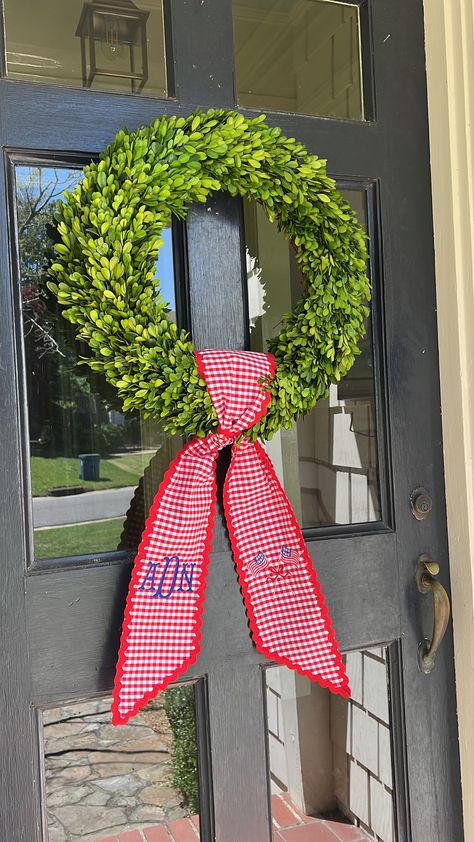 An amazing American Flag wreath sash finishes off with ricrac. Front Door Flag Ideas, Wreath Sash Pattern, Wreath Scarf, Red White Blue Party, Wreath Sashes, Patriotic Front Porch, Wreath Sash, Front Porch Makeover, American Flag Wreath