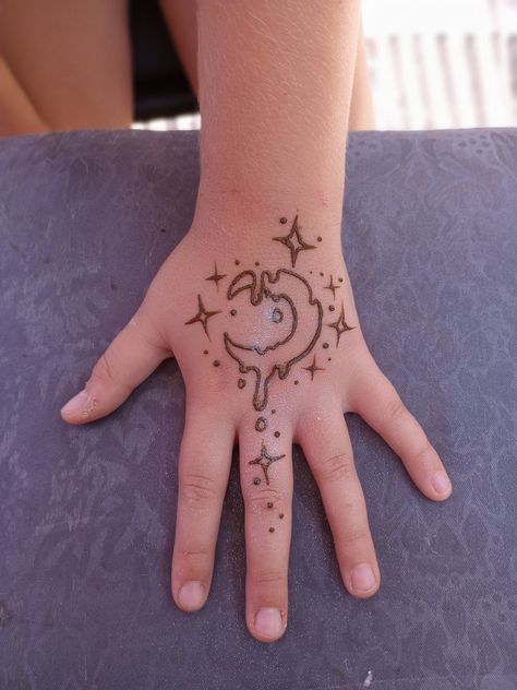 Sasha Tattoo, Henna Arm Tattoo, Simple Henna Designs Hand, Traditional Henna Designs, Small Henna Tattoos, Body Positive Art, Small Henna Designs, Henne Tattoo, Cute Henna Designs