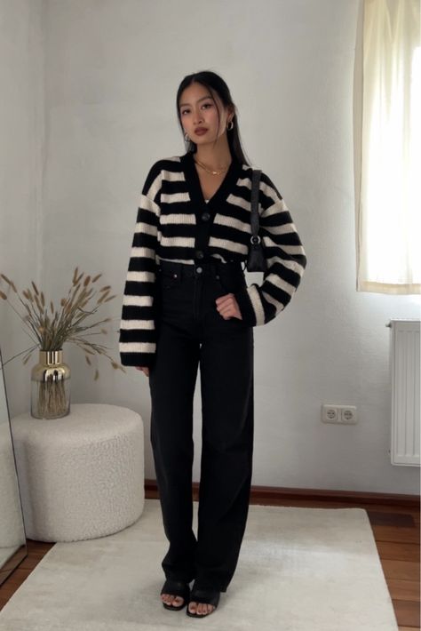 Over Size Cardigan Outfit, Striped Cardigan Outfits, Striped Cardigan Outfit Aesthetic, Black White Cardigan Outfit, Cardigan Ideas Outfits, Blue And White Striped Cardigan Outfit, Black Striped Cardigan Outfit, Black Oversized Cardigan Outfit, Oversized Black Cardigan Outfit