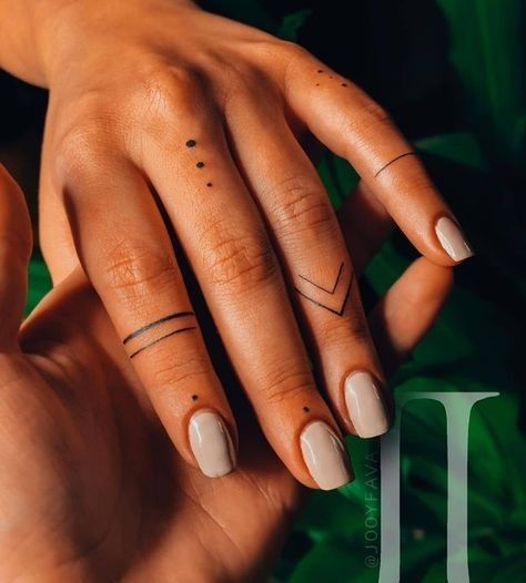 38 tatouages doigt femme et leurs significations Rope Tattoo, Mandela Tattoo, Toe Tattoos, Tato Minimal, Small Finger Tattoos, Tato Henna, Finger Tattoo For Women, Finger Tats, Hand Tattoos For Girls