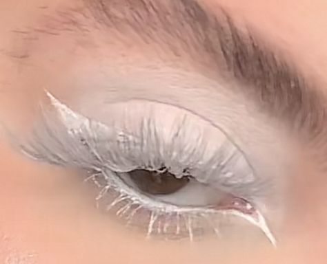 White Eyelash Makeup, White Glam Makeup, Yeti Makeup, White Eyelashes Makeup, Dopamine Makeup, White Makeup Looks, Kiyomi Haunterly, Androgynous Makeup, White Lashes