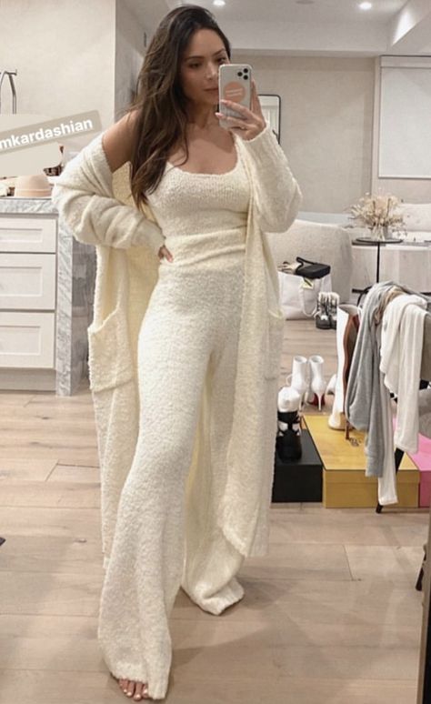 Classy Loungewear Outfit, Classy Loungewear, Pajamas Aesthetic, Lounge Outfits, How To Look Expensive, Pajama Outfit, Elegant Outfit Classy, Pajama Fashion, Sleepwear Fashion