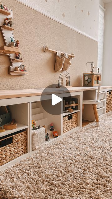 Chantal Klucznik on Instagram: "- KIDSROOM -   Endlich wieder mehr Stauraum im Kinderzimmer & das nur durch die individuellen Einlegeböden von @kallaxshop.de 🛠️👦🏼  ✨Ein Kallax, so viele Möglichkeiten ! ✨ Egal ob im Kinderzimmer, Büro, Wohnzimmer oder Flur, ein neuer Look mit ganz viel Stauraum 🤭  WERBUNG x @kallaxshop.de  ———————————— #kidsroom #kidsroominspo #kidsroominspo #ikeahack #newswedishdesign #kallaxshop #mamablogger_de #mamaalltag #montessori #kinderzimmerideen" Kallax Baby Room, Kallax Montessori, Kids Play Area In Living Room, Kallax Kids Room, Kallax Playroom, Homeschool Organization, Kids Play Area, Kids Playing, Montessori