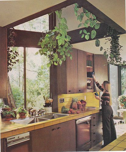 Beautiful windows and hanging plants in this 70s kitchen Hippie Kitchen, 70s Interior Design, 70s Kitchen, Casa Retro, 70s House, 70s Interior, Retro Interior Design, 70s Home, 70s Decor